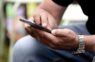 Vīrs uz ielas atrada un paņēma mobilo telefonu maciņā. Bet tur bija zīmīte: “Par visu nāksies atbildēt”