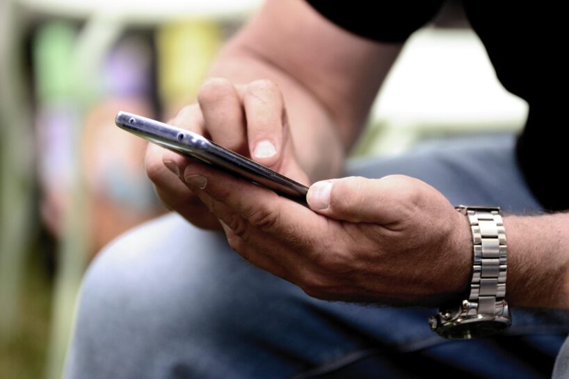 Vīrs uz ielas atrada un paņēma mobilo telefonu maciņā. Bet tur bija zīmīte: “Par visu nāksies atbildēt”