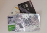 Mans vīrs savu bankas karti katru dienu ietin folijā – tikai tagad sapratu kāpēc viņš tā dara