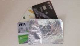 Mans vīrs savu bankas karti katru dienu ietin folijā – tikai tagad sapratu kāpēc viņš tā dara
