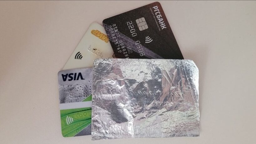 Mans vīrs savu bankas karti katru dienu ietin folijā – tikai tagad sapratu kāpēc viņš tā dara