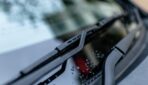 Autovadītāju kļūdas, kas patiesībā bojā logu tīrāmās lāpstiņas – kā no tām izvairīties