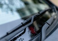 Autovadītāju kļūdas, kas patiesībā bojā logu tīrāmās lāpstiņas – kā no tām izvairīties