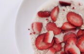 Šokolādes – zemeņu auzu pārslu putra – brokastis, kuras patiks jebkuram bērnam Šokolādes – zemeņu auzu pārslu putra – brokastis, kuras patiks jebkuram bērnam