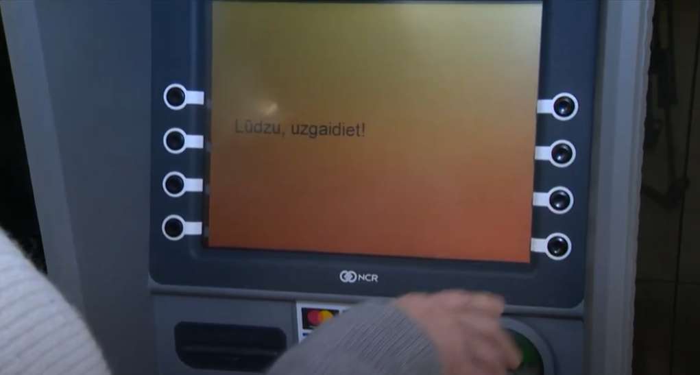 Kāda sieviete piedzīvojusi nepatīkamu situāciju, kad vēlējusies iemaksāt bankomātā naudu: ”Paliku bez naudas”