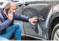 Speciālista padoms ko darīt, ja uz automašīnas atrodi zīmīti no aizbēgušā vaininieka