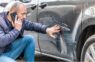 Speciālista padoms ko darīt, ja uz automašīnas atrodi zīmīti no aizbēgušā vaininieka