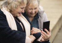 Kāpēc vecāka gadagājuma cilvēki “uzsēžas” uz sociālajiem tīkliem – speciālistu pētījums