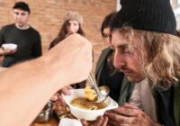 Viesmīle pabaroja bezpajumtnieku, pagāja pāris dienas, un viņa nožēloja savu rīcību