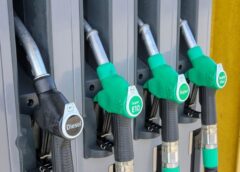 Degvielas cenu izmaiņas Baltijā: Rīgā miers, kaimiņos benzīns kļūst dārgāks