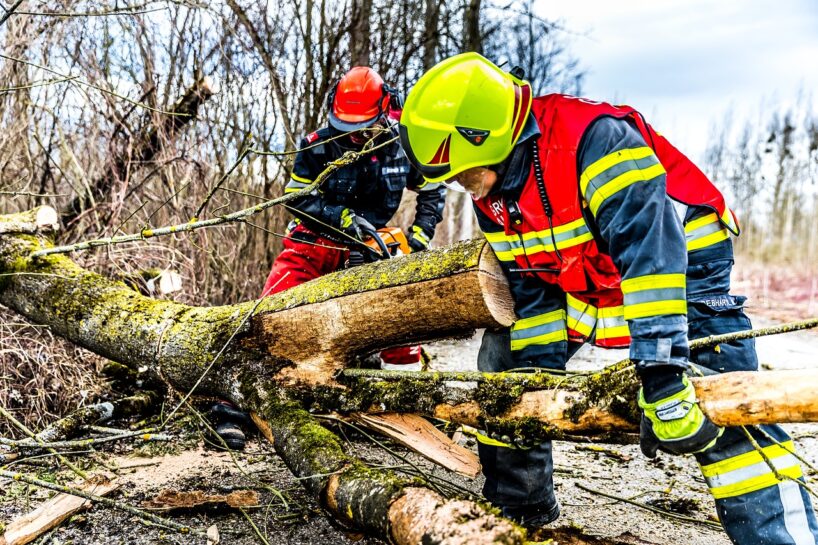 Latvijā vējš pieņemas spēkā, VUGD ziņo par pirmajiem postījumiem – zināms cikos vētra rimsies