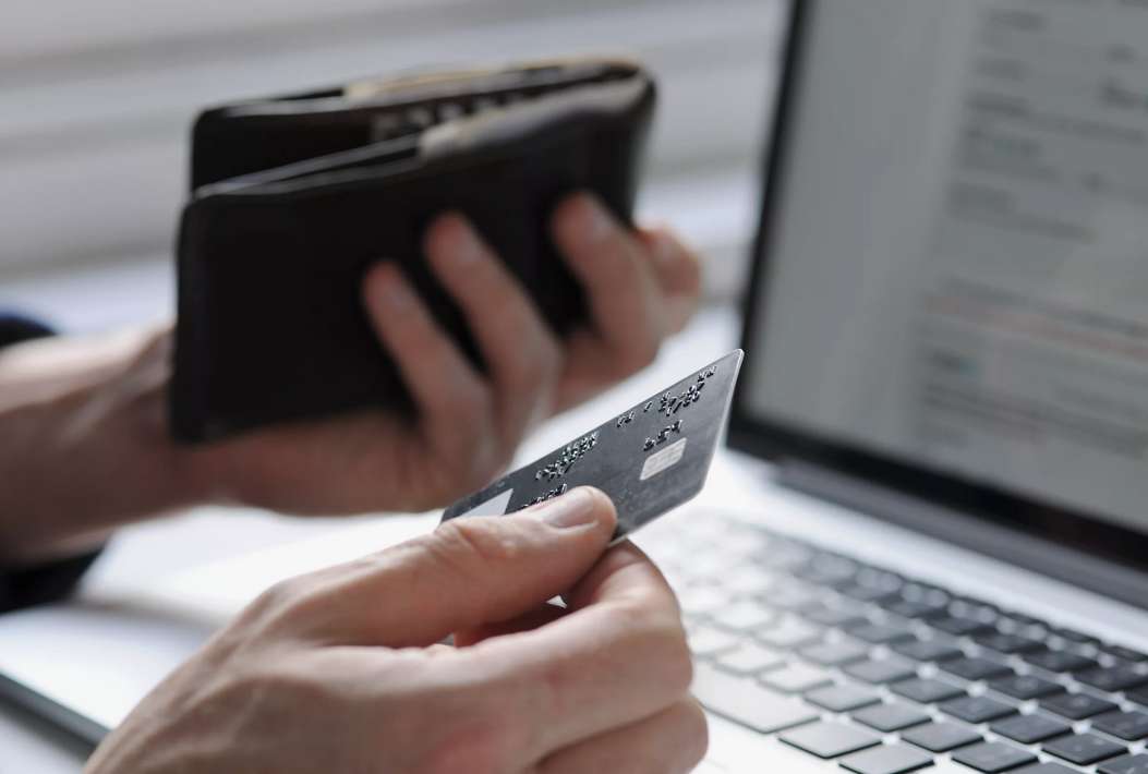 Ja pamanāt šīs pazīmes savā telefonā, tas var nozīmēt, ka tiek izsekoti jūsu bankas dati