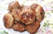 Kotletes tagad gatavoju cepeškrāsnī un bez olām: pannā tik sulīgas nevar izcept. 3 knifiņi pufīgu un aromātisku kotlešu pagatavošanai Kotletes tagad gatavoju cepeškrāsnī un bez olām: pannā tik sulīgas nevar izcept. 3 knifiņi pufīgu un aromātisku kotlešu pagatavošanai