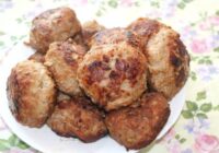 Kotletes tagad gatavoju cepeškrāsnī un bez olām: pannā tik sulīgas nevar izcept. 3 knifiņi pufīgu un aromātisku kotlešu pagatavošanai