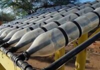 Drauga dārzā pamanīju apmēram 30 tukšu plastmasas pudeļu, savienotas cita ar citu: atklāju, kam tās bija paredzētas