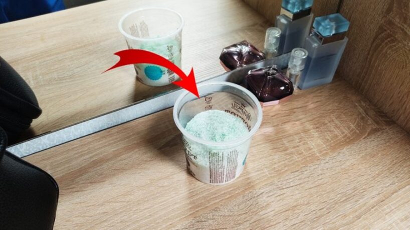 Tagad es vienmēr katrā istabā ievietoju glāzi ar sāli. Viesnīcas istabene man parādīja vienkāršu knifiņu