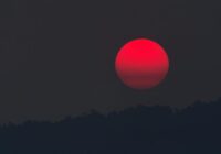 Visā Latvijā debesīs novērota spilgti sarkana saule: meteorologs Toms Bricis nāk klajā ar skaidrojumu
