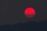 Visā Latvijā debesīs novērota spilgti sarkana saule: meteorologs Toms Bricis nāk klajā ar skaidrojumu