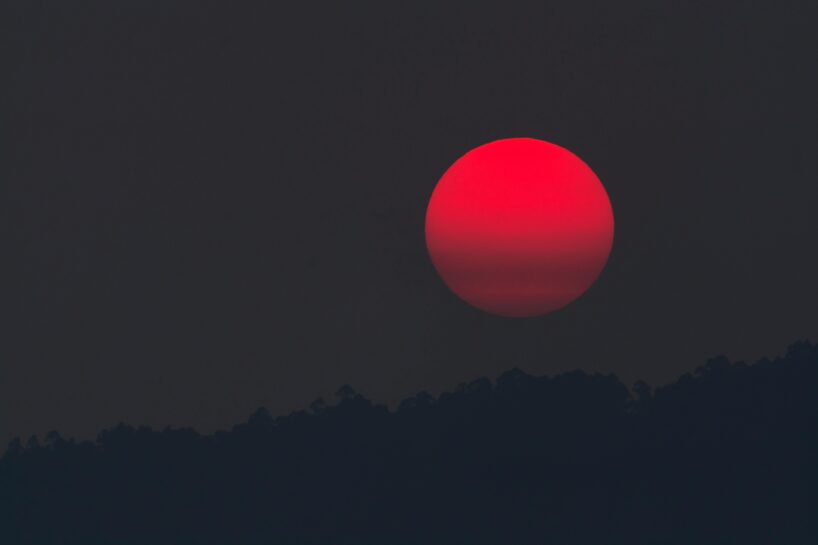 Visā Latvijā debesīs novērota spilgti sarkana saule: meteorologs Toms Bricis nāk klajā ar skaidrojumu