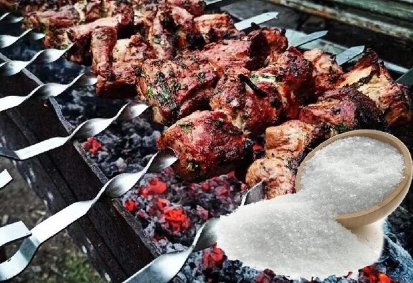 Kāpēc, grilējot šašliku, uz oglēm uzkaisu sāli: dalos ar noderīgu padomu