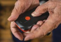 Ne mobilais, ne stacionārais – ideāla elektroniskā ierīce senioriem pār 70 gadiem, lai justos droši un sazinātos viegli
