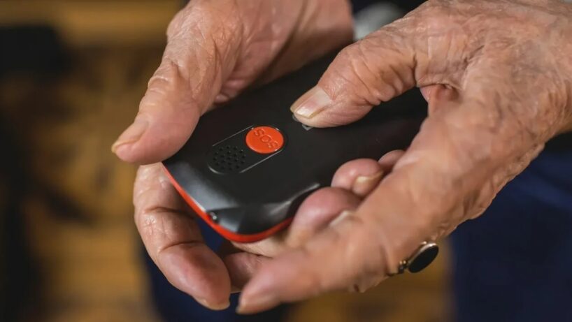 Ne mobilais, ne stacionārais – ideāla elektroniskā ierīce senioriem pār 70 gadiem, lai justos droši un sazinātos viegli