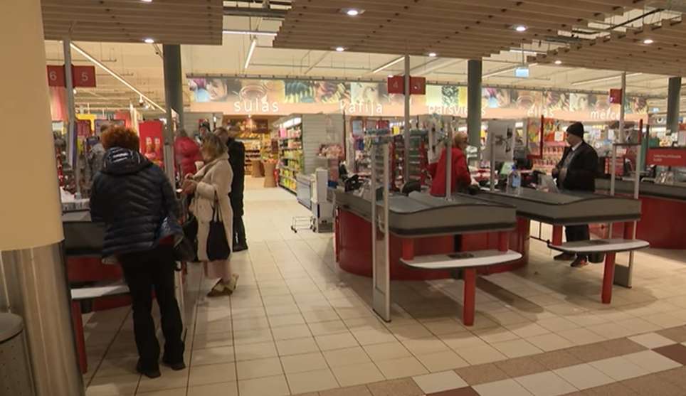 Izskan informācija vai no augusta veikali saīsinās darba laiku dēļ alkohola ierobežojumiem