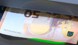 VID vadītāja skaidro, kad un kāpēc tiek pievērsta uzmanība šiem cilvēkiem, kas iemaksā skaidru naudu bankomātos