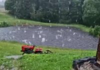 Krusa tenisa bumbiņas izmērā…. Meteorologs Toms Bricis parāda, cik milzīgu skādi nodarījis postošais negaiss piektdienas vakarā dažos Latvijas novados