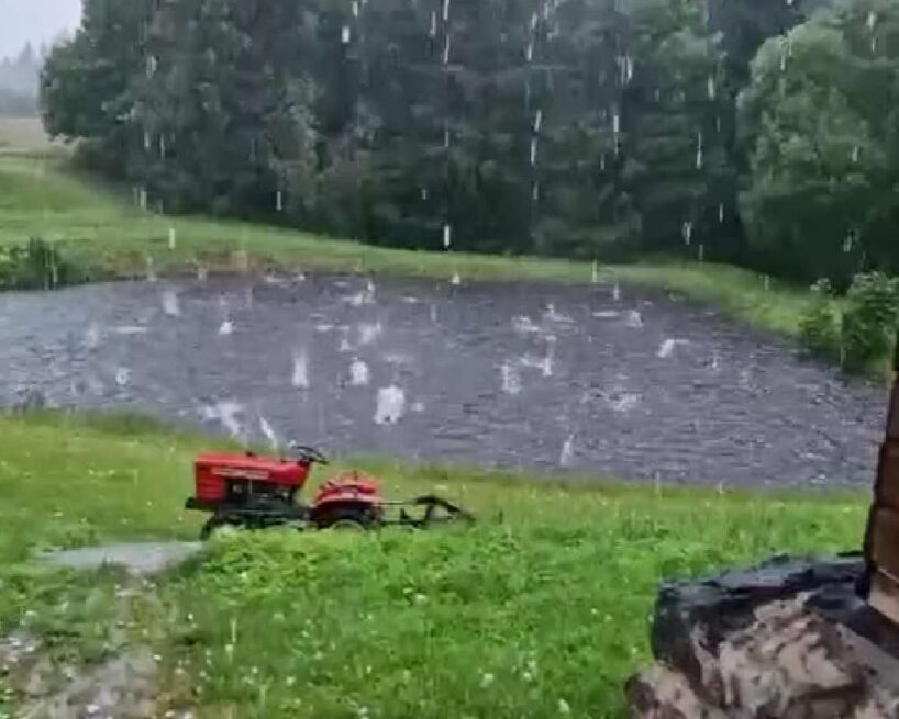 Krusa tenisa bumbiņas izmērā…. Meteorologs Toms Bricis parāda, cik milzīgu skādi nodarījis postošais negaiss piektdienas vakarā dažos Latvijas novados