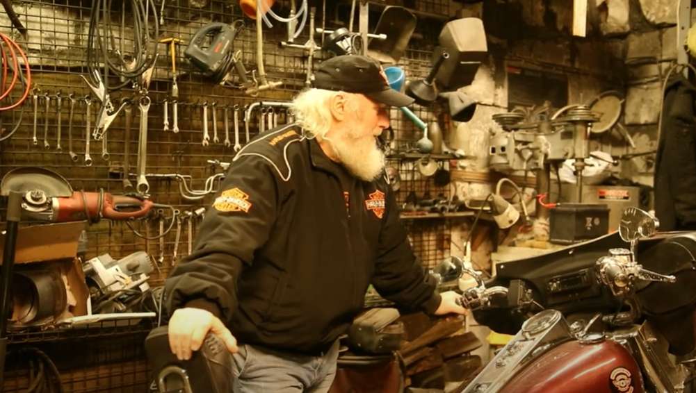 Rokers Frīdis no Taizemes sev līdzi atvedis 15 gadus jaunāku skaistuli – atklāj kā abi iemīlējās