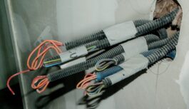 Naktī uz svētdienu visā Latvijā prognozēts sprieguma samazinājums elektroapgādē – kāpēc un ko sagaidīt