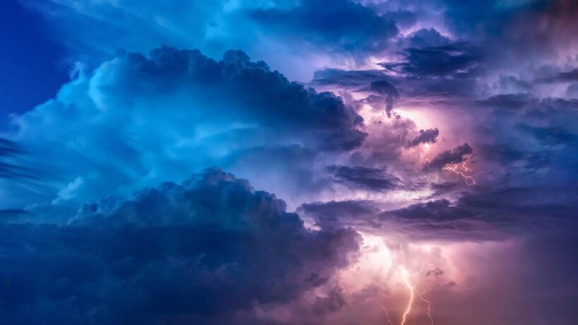 Ļoti spēcīgi, neprognozējami negaisi, kas izveidojas dažu minūšu laikā: meteorologs Toms Bricis brīdina par laika apstākļiem šajā nedēļā