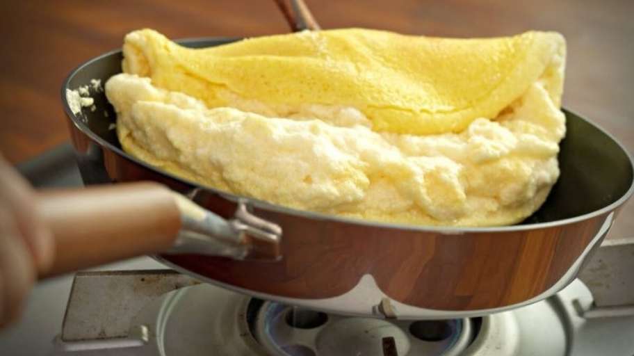 Kā pagatavot pufīgu omletu bez miltiem un krāsns: 4 padomi un 1 īpaša sastāvdaļa, kas visu maina