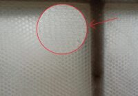 Uzzinot, kāpēc kaimiņš uz logu stikliem liek burbuļplēvi, es arī sāku to darīt