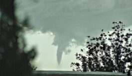 Šauļu apgabalā nofilmēts iespaidīgs tornado, kas plosījies 4 minūtes un sasniedzis arī zemi (+ VIDEO)