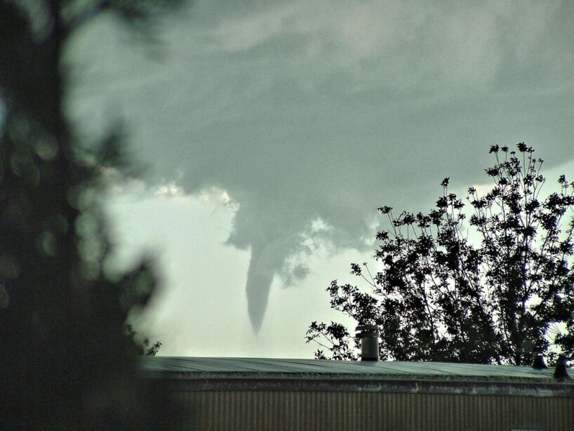 Šauļu apgabalā nofilmēts iespaidīgs tornado, kas plosījies 4 minūtes un sasniedzis arī zemi (+ VIDEO)