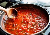 Neizmetiet pārgatavojušos tomātus: šefpavārs atklāj tomātu pastas recepti