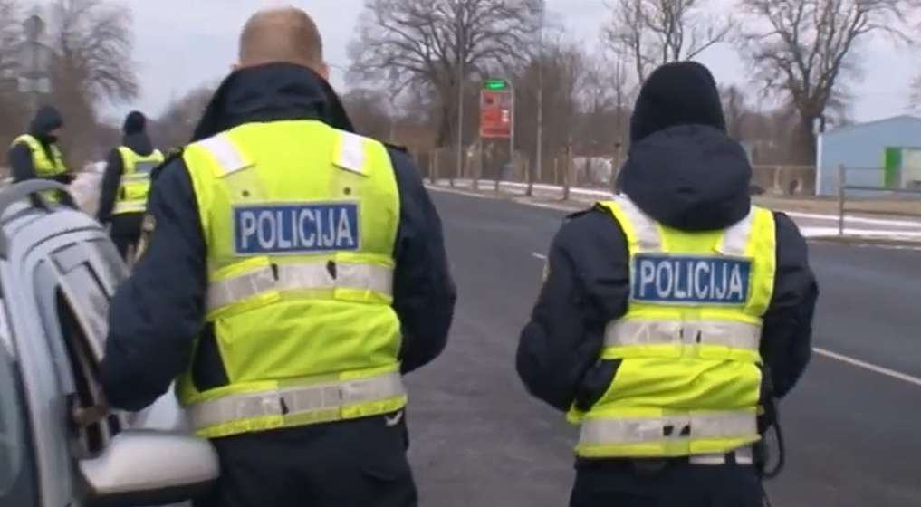 Ceļu inspektors aptur jūsu auto, bet ilgi nenāk: viltīgs triks, uz kura “uzķeras” 70% šoferīšu; kad drīkst aizbraukt, lai izvairītos no soda