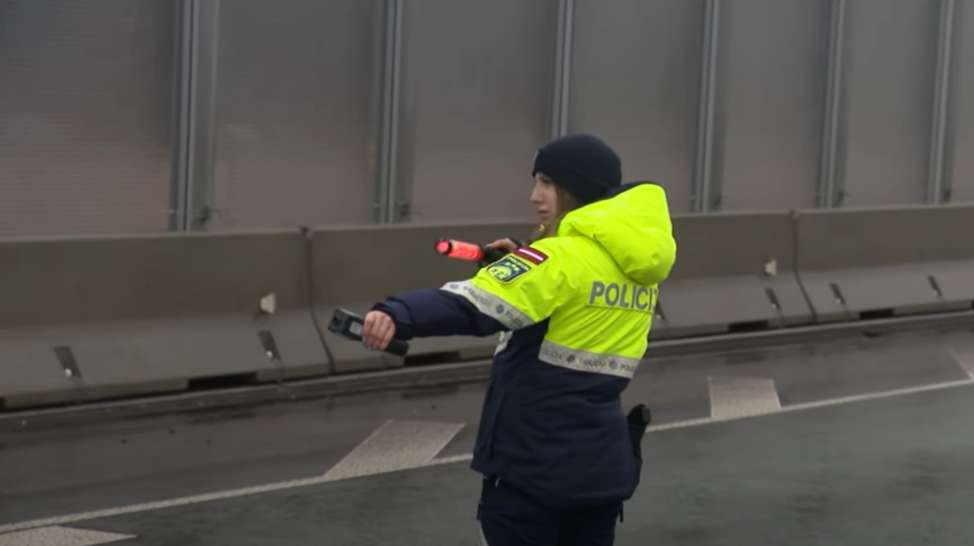 Ceļu inspektors paskaidroja, kā autovadītājam jābrauc, lai viņu neapturētu un viņš nepiesaistītu likumsargu uzmanību