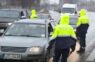Eksperts paskaidroja, kāpēc šoferītim nav momentā jāizkāpj no auto, līdzko viņu aptur ceļu inspektors