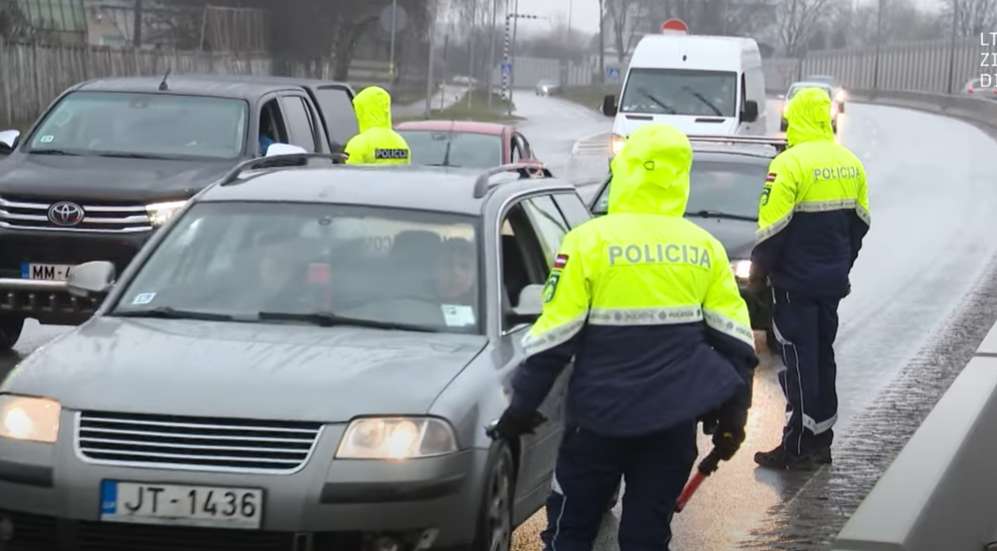 Eksperts paskaidroja, kāpēc šoferītim nav momentā jāizkāpj no auto, līdzko viņu aptur ceļu inspektors