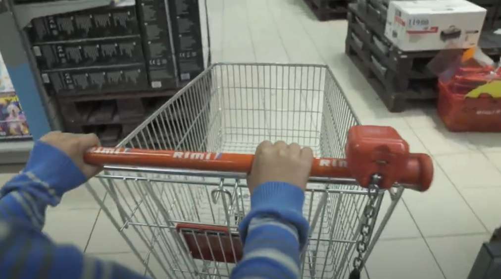“Mēs paši tos nepērkam un neiesakām to darīt arī jums”: pārdevēji atklāj 5 produktus, kurus nevajadzētu pirkt