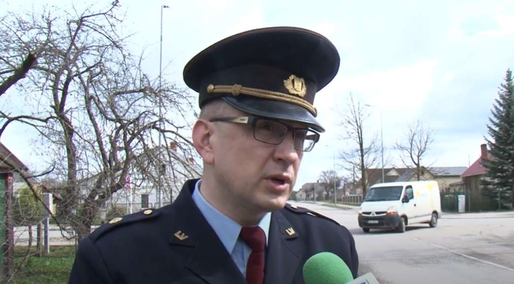 Atņem tiesības par zīmīti uz priekšējā stikla – saskāros ar nepatīkamu situāciju paša mājas pagalmā