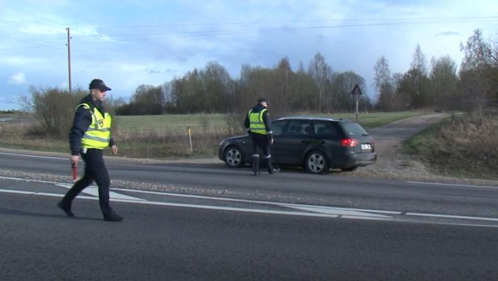 Braucot pa Jūrmalas šoseju mani noturēja dusmīgs šoferis teikdams, ka esmu sabojājis viņa auto; labi, ka izsaucu likumsargus