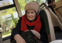 Rīgā pamanīju kādu vecu sievieti, kas katru dienu iekāpa autobusā, bet visu dienu neizkāpa. Tad es pajautāju kādēļ tā