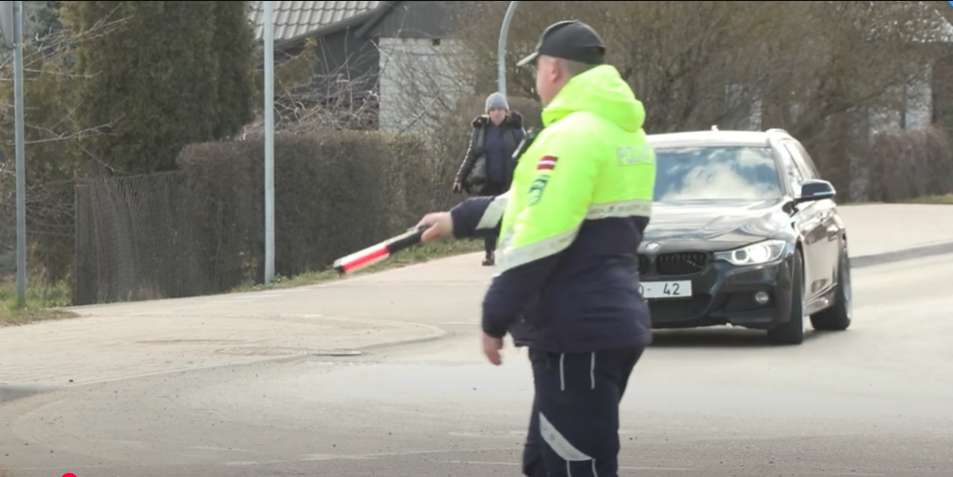 Tiklīdz likumsargs šo pamanīs, no problēmām nevarēs izvairīties: stāstu šoferīšiem kā nepiesaistīt uzmanību uz ceļa