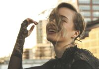 Mežģīnes, mākslīgā āda, izcelts viduklis: modes eksperti nosauc “karstākās” rudens modes tendences