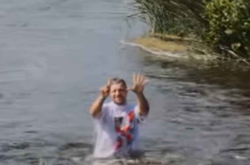 Reperis Ozols “pieķerts” ar visu apģērbu, peldoties Ventas Rumbā Kuldīgā (+ VIDEO)
