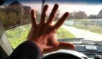 Pretimbraucošais autovadītājs jums rāda atvērtu plaukstu: ko nozīmē šis žests